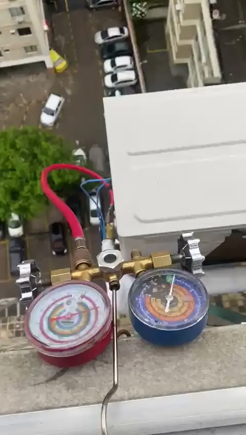 Manifold conectado à condensadora durante atendimento em cobertura no Rio de Janeiro
