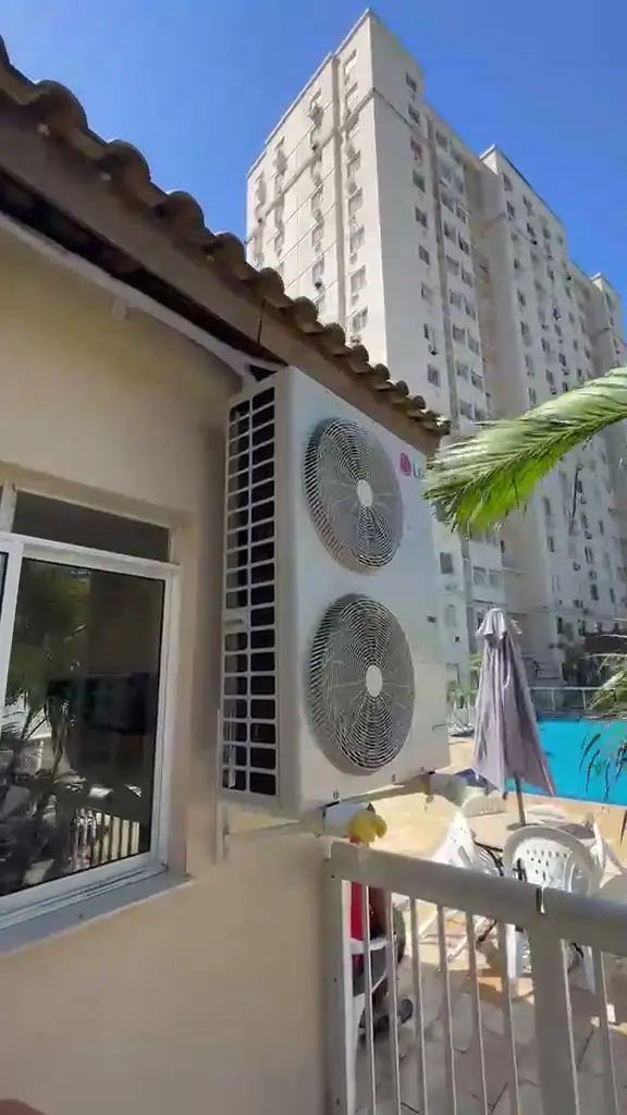 Condensadoras instaladas na varanda de um apartamento no Rio de Janeiro