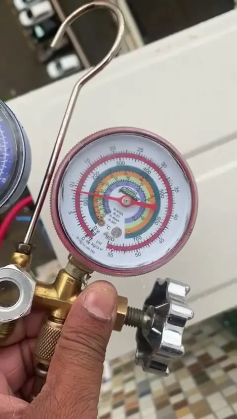 Manifold de manômetros conectado durante verificação de pressão do sistema