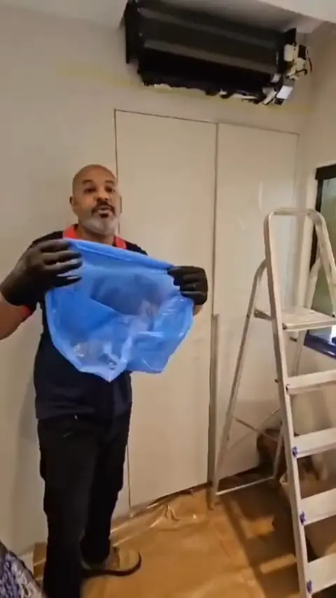 Técnico da LR Refrigeração preparando a proteção para higienização do equipamento